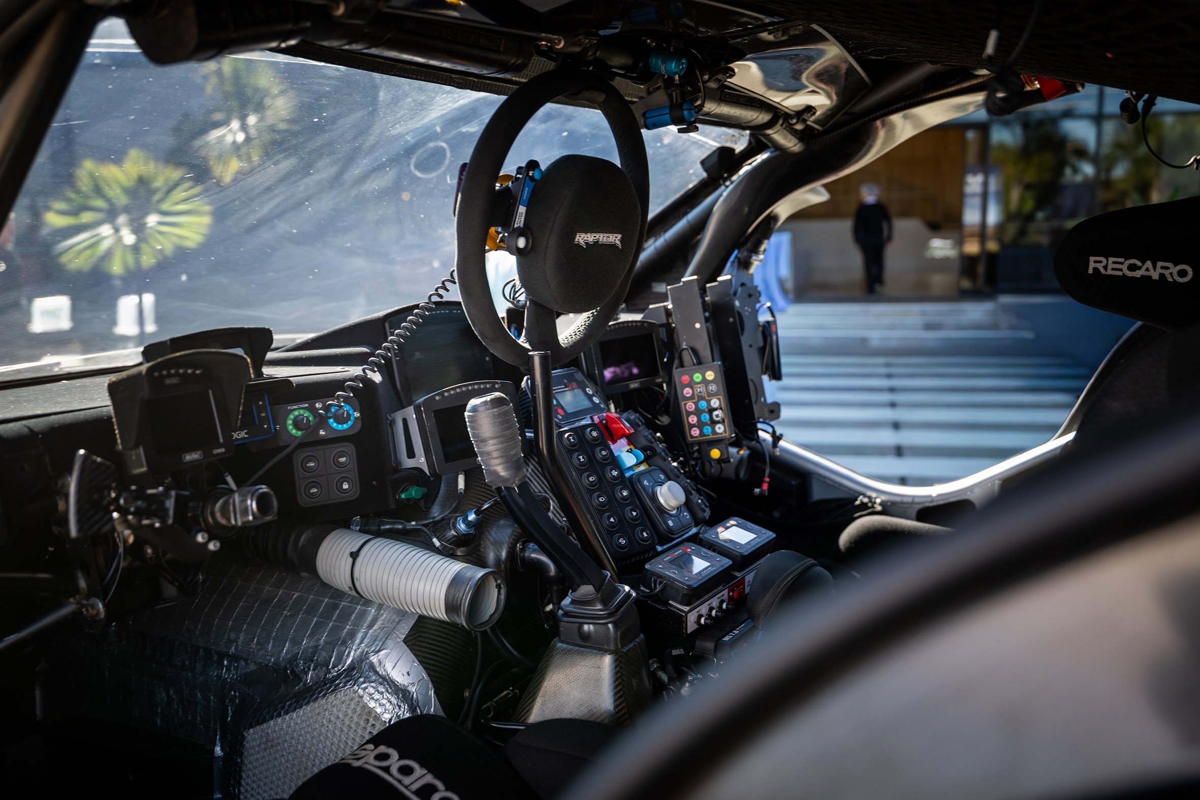Interior da Ford Raptor T1+ de rally